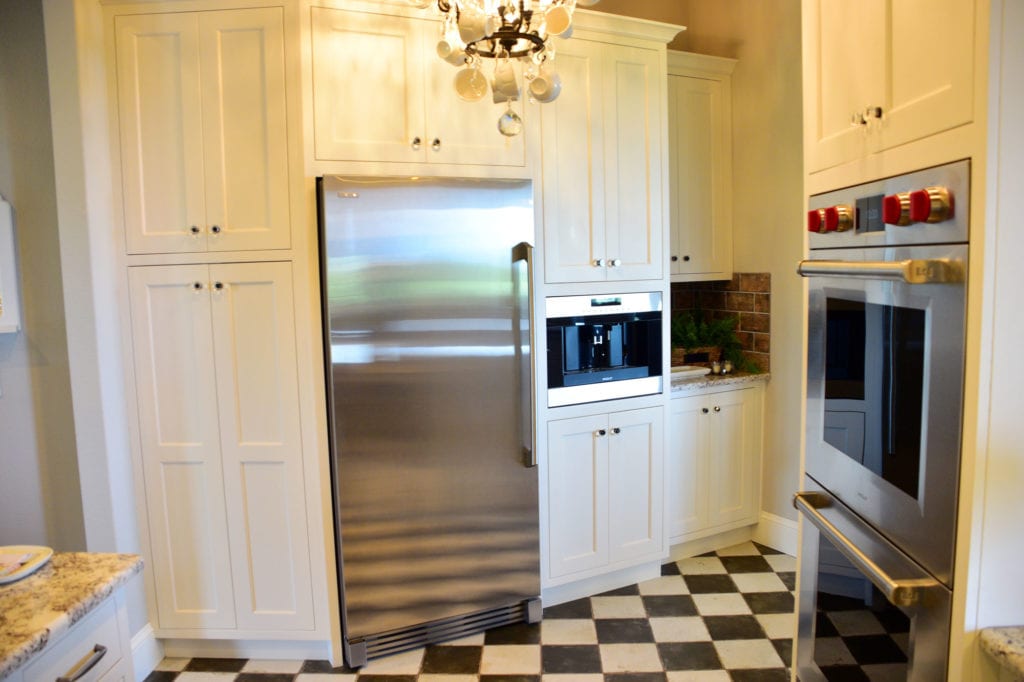 A small kitchen with white cabinets